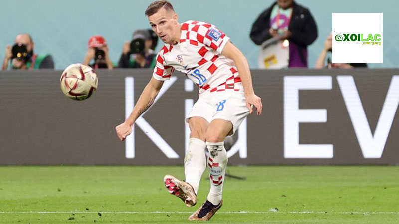 Pha cứa lòng đẹp mắt của Orsic nâng tỷ số lên 2-1 cho Croatia trong hiệp 1